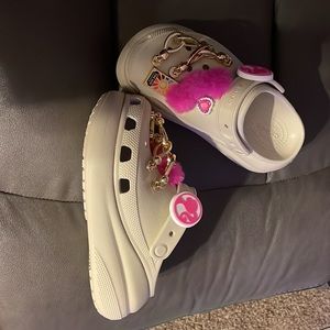 Classic crush clog w added charms NEVER WORN 4in men 6 in women